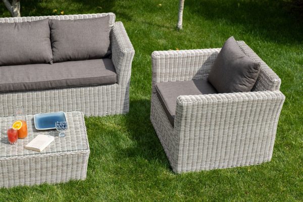 kapuchino-mebel-na-terrasu-iz-iskusstvennogo-rotanga-czvet-bezhevyj